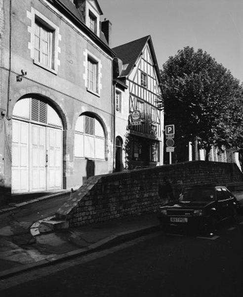 Façade sur rue, vue d'ensemble.