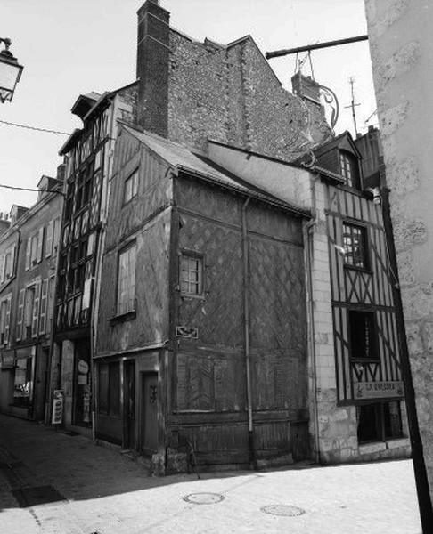 Vue d'ensemble sur l'angle de la rue Saint-Lubin et de la rue Robert Houdin.