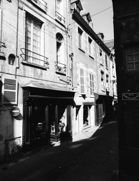 Façade sur rue, rez-de-chaussée et 1er étage, côté droit.