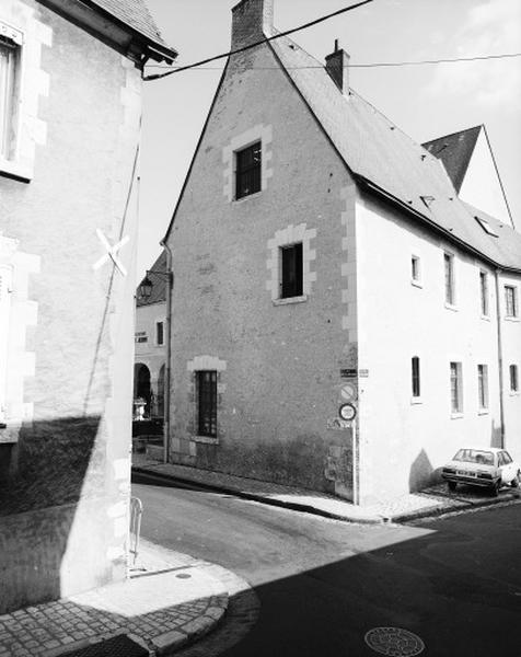 Bâtiments conventuels, état actuel. Bâtiment ouest coupé par le percement de la rue nouvelle (actuellement rue Anne de Bretagne).