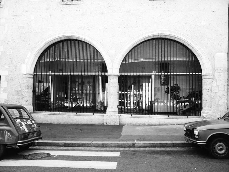 Bâtiments conventuels, état actuel. Bâtiment sud-est, façade est. Détail : arcades du rez-de-chaussée.