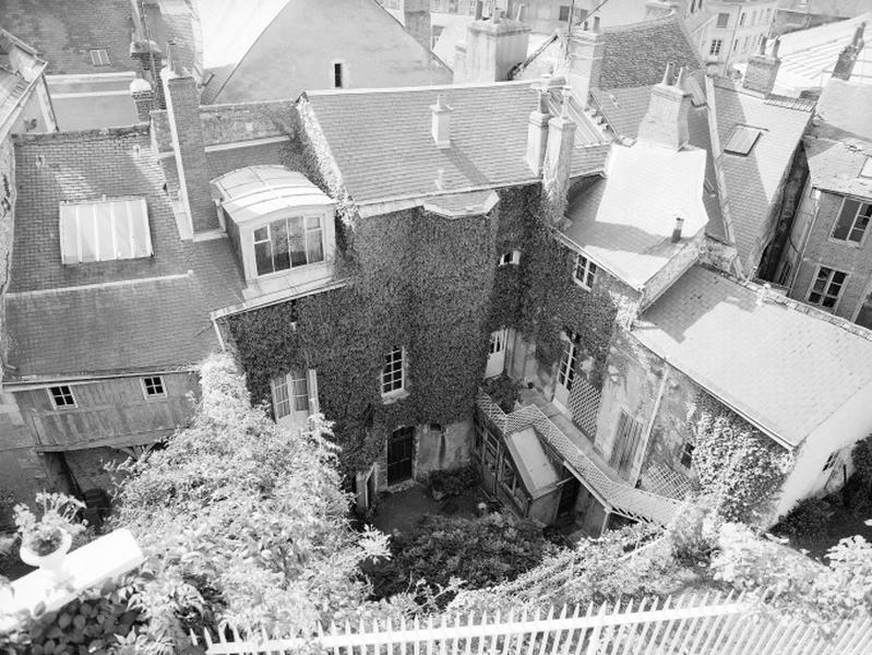 Façades sur cour, bâtiment sud et tourelle d'escalier.