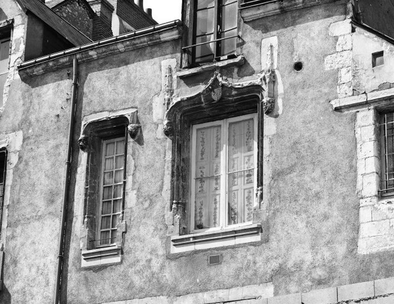 Bâtiment ouest, façade sud. Détail : fenêtres du 1er étage.