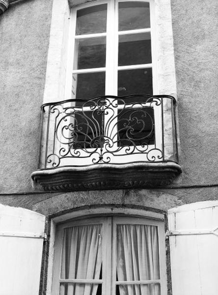 Façade sur rue. Détail : balcon 1er étage.