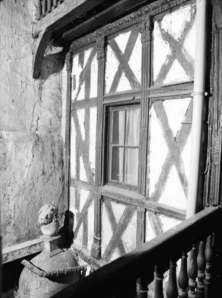 Bâtiment est. Façade sur cour, détail : premier étage.