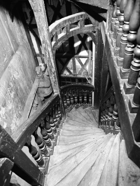 Cour, escalier, vue intérieure.