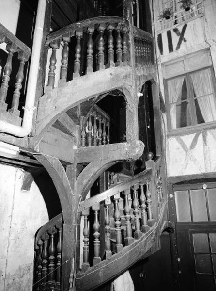 Cour, escalier et galerie.