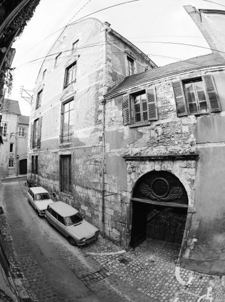 Vue d'ensemble sur la rue du Lion-Ferré.