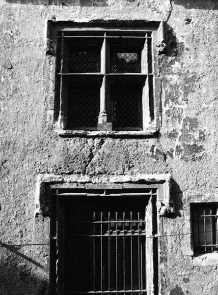 Façade sur rue, rez-de-chaussée et premier étage. Détail : fenêtre droite.