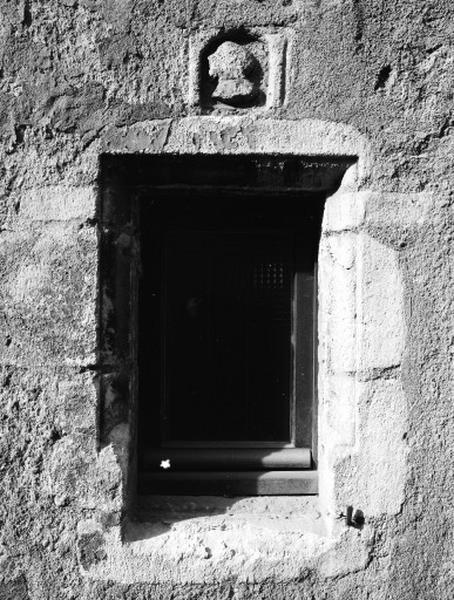 Façade sur rue, rez-de-chaussée. Détail : fenêtre et médaillon à droite de la porte.