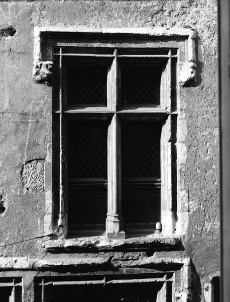 Façade sur rue, premier étage. Détail : fenêtre droite.