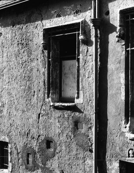 Façade sur rue. Premier étage, demi-croisée au-dessus de la porte.