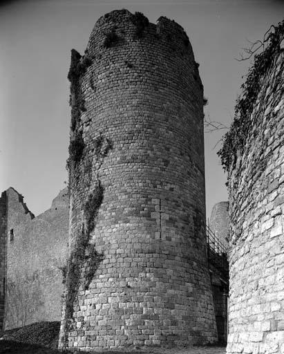 Façade sud, détail de la tour sud-est.