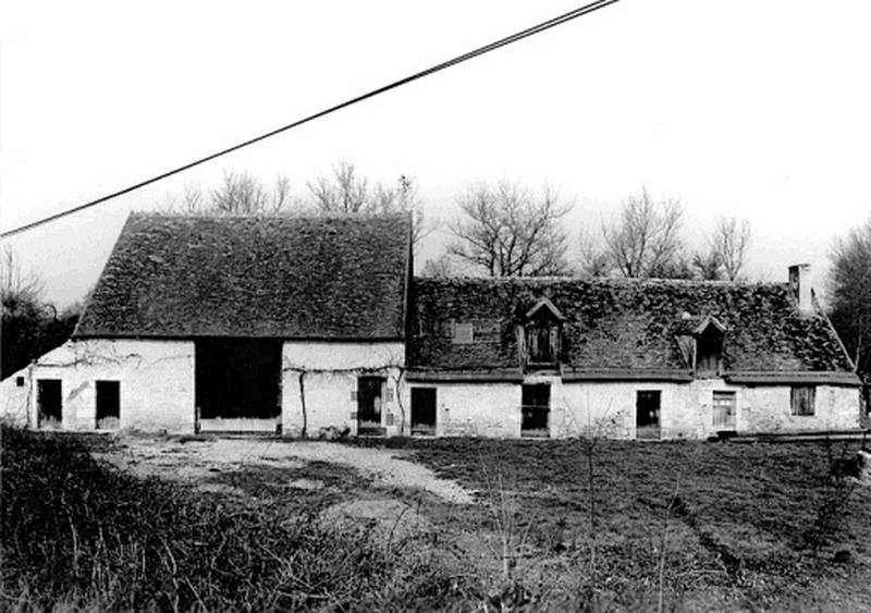 Maison bloc à terre, vue d'ensemble : logis et étable du 18e siècle, grange remaniée au 19e siècle. L'ensemble est perpendiculaire à la route.