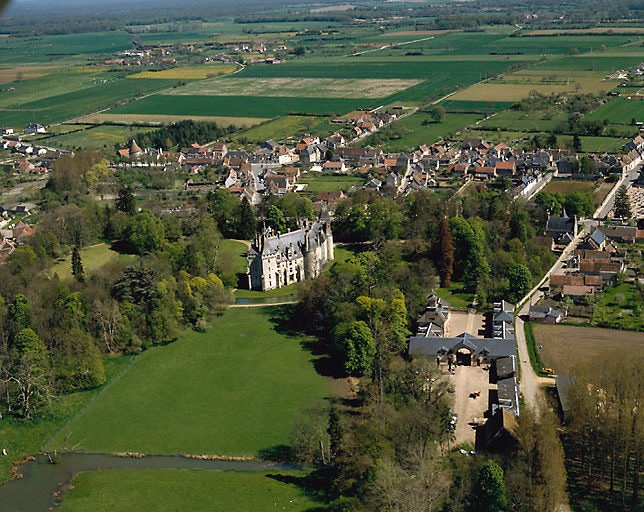 Château et bourg : vue aérienne