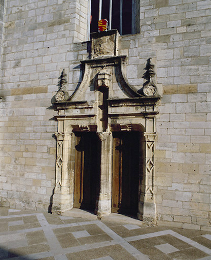 Eglise : portail vue de 3/4.