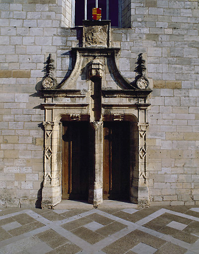 Eglise : portail vue de face.