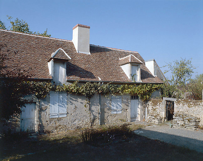 Maisons élémentaires en alignement.