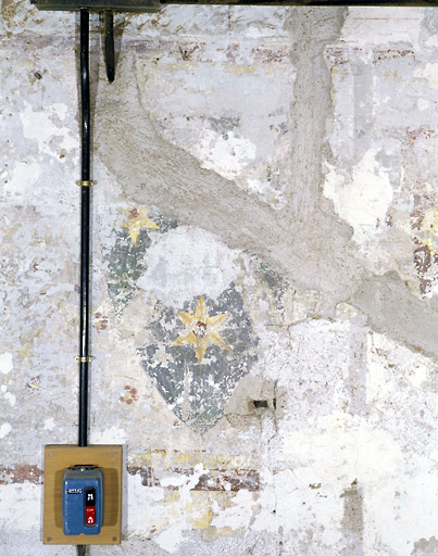 Traces de peintures murales : décor héraldique : détail d'un blason.