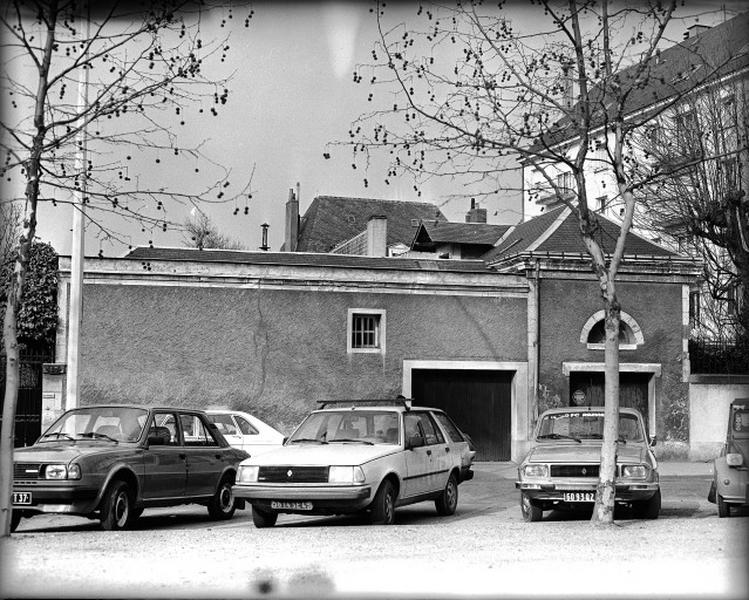 Façade antérieure sur rue.