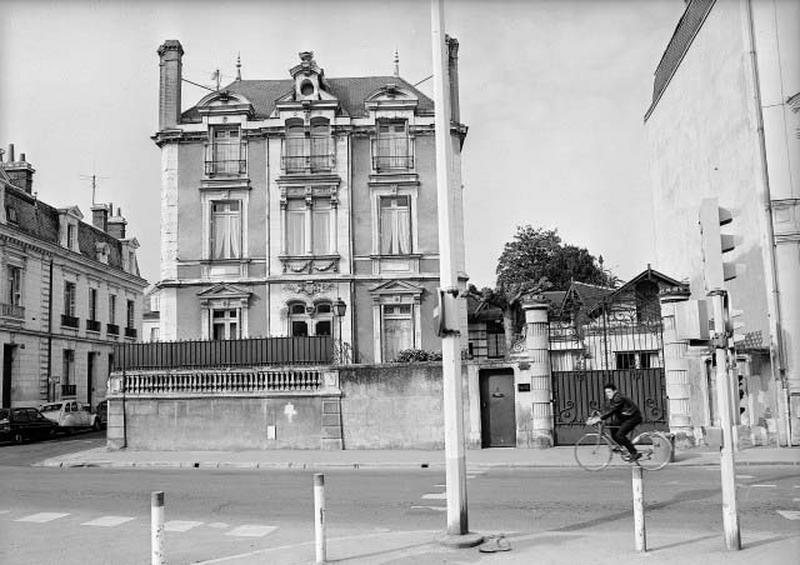 Façade antérieure sur boulevard (sud).