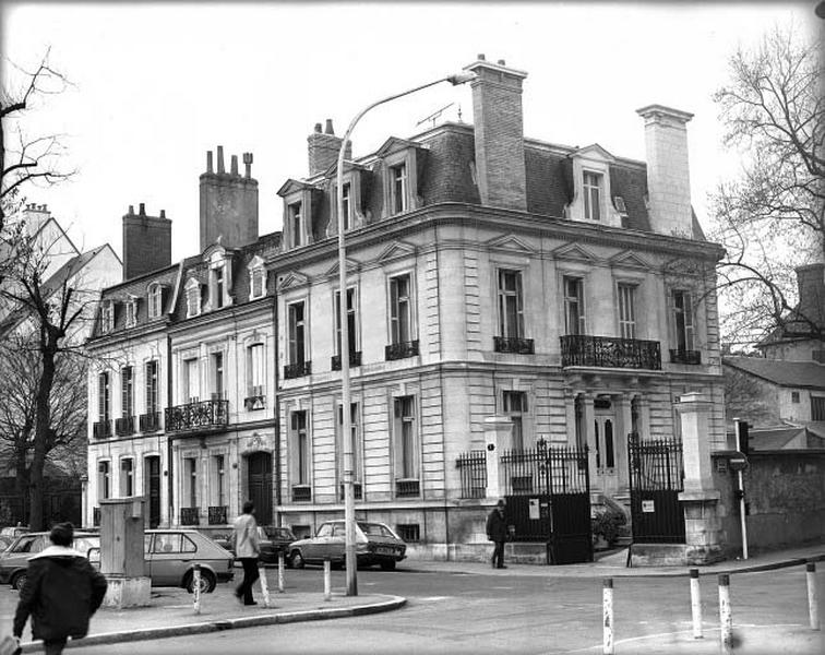 Hôtel construit vers 1889 (vitraux Lobin), vu du sud-est.