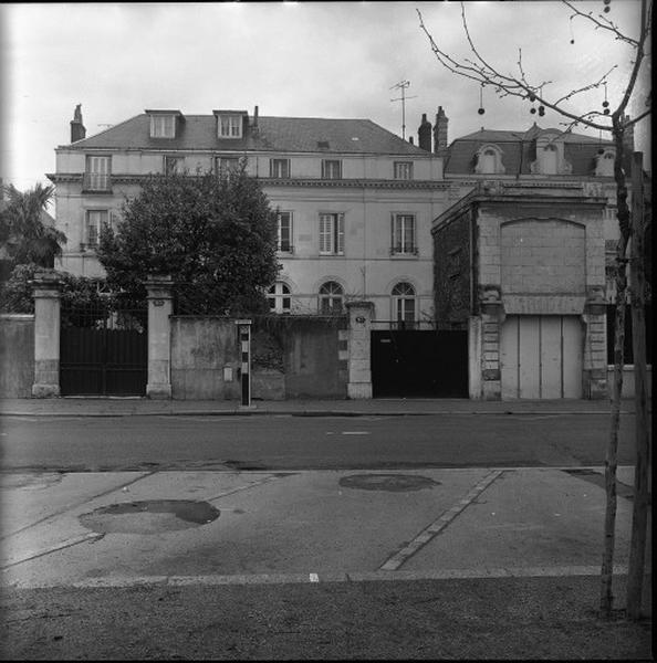 Vue d'ensemble de l'hôtel jumelé.