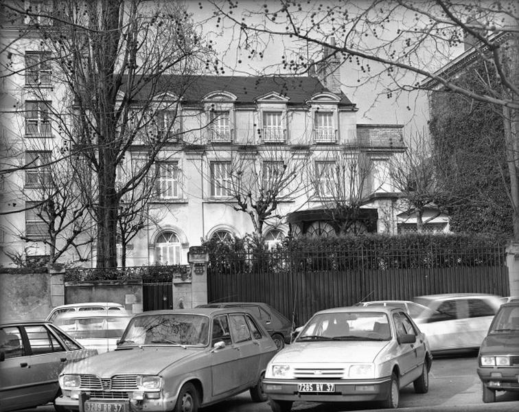 Vue du boulevard, façade antérieure sur rue.