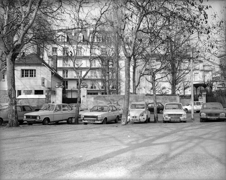 Vue d'ensemble de l'immeuble qui a remplacé l'hôtel.