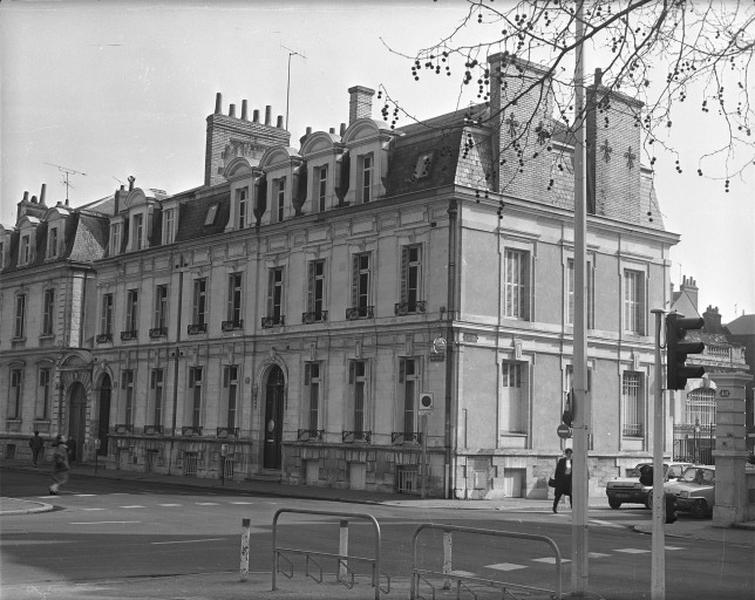 Façade sur rue, vue d'ensemble prise du nord-est.