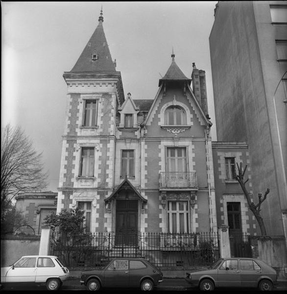 Façade antérieure sur rue.