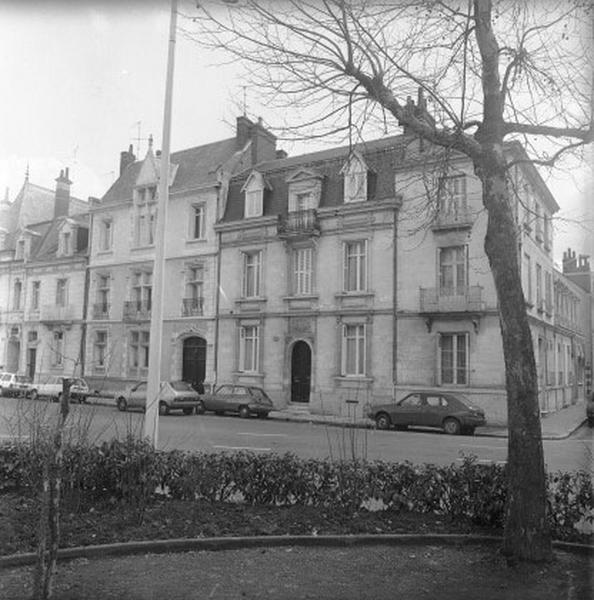 Vue des façades sur rue.