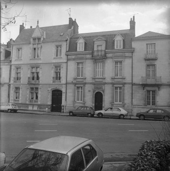 Vue des façades sur rue.