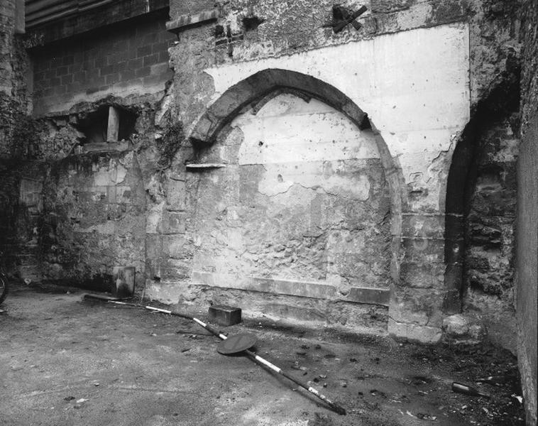 Vestiges du cloître pris de l'est.