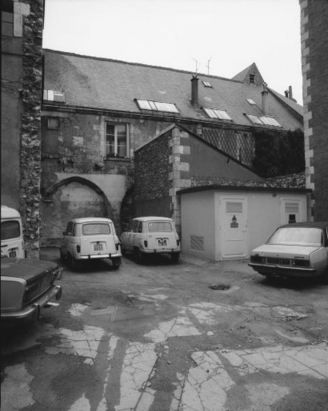 Vestiges du cloître pris de l'est.