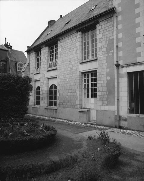 Façade sud de la chapelle transformée en école.