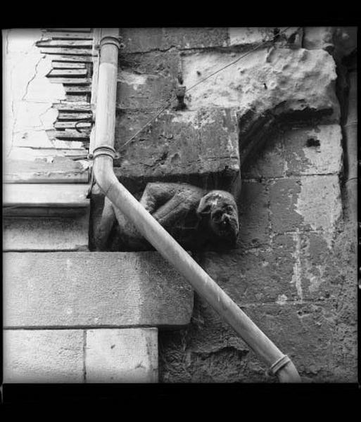 Façade sur rue, détail : personnage sculpté gauche.