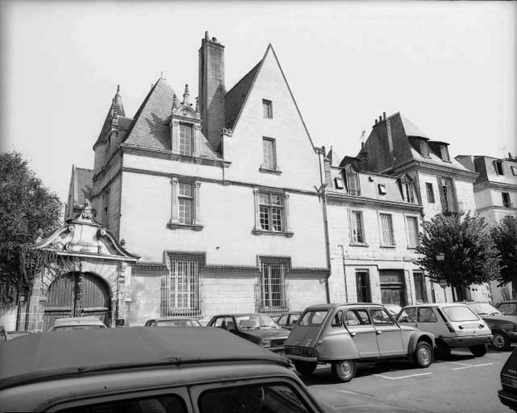 Vue d'ensemble : façade sur la place.