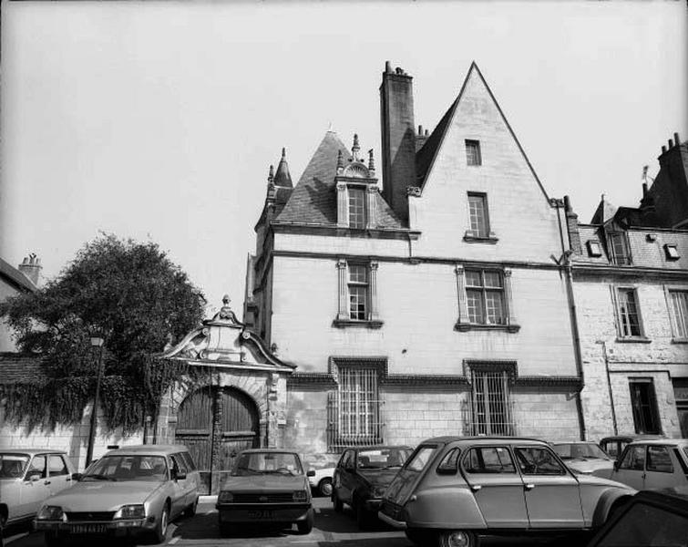 Vue partielle : logis du XVIe siècle.