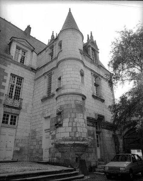 Vue partielle : façade sur le jardin.