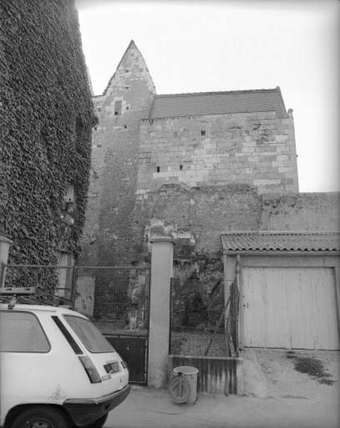 Façade est appuyée sur le mur de la clôture des Jacobins.