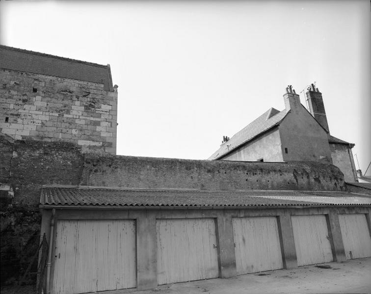 Façade est appuyée sur la mur de clôture des Jacobins.