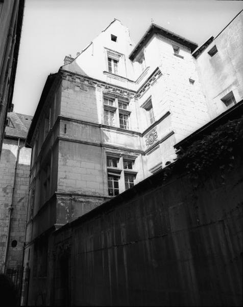 Vue de volume de la façade sud sur la cour : l'ancienne tourelle d'escalier en pan de bois a complètement disparu.