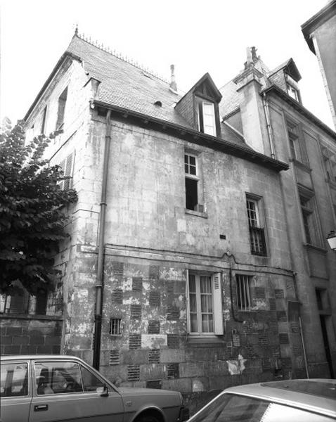 Façade nord, sur l'impasse : corps de logis restauré après les bombardements de 1944.