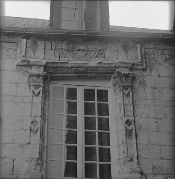 La galerie sud, détail : baie droite de l'étage.