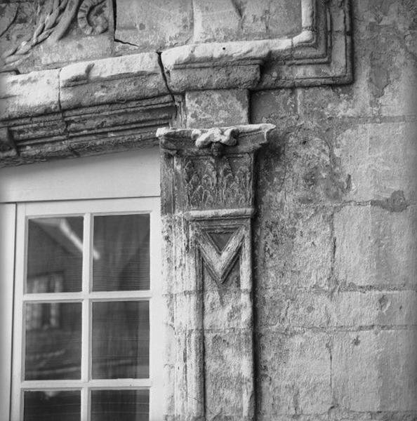 Galerie, baie droite de l'étage : chapiteau droit.