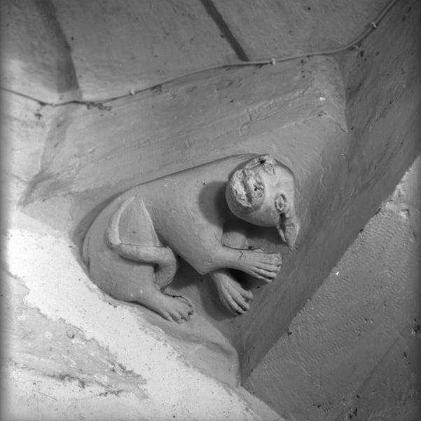 Tourelle d'escalier, décor sculpté 1 : cochon.