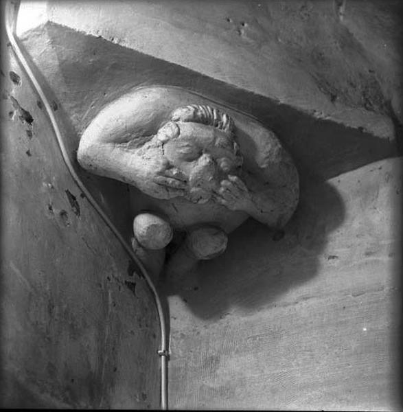 Tourelle d'escalier, décor sculpté 3 : homme grimaçant.