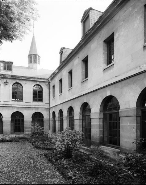 Cloître : vue prise de l'ouest.