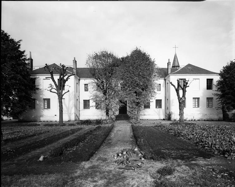 Vue d'ensemble prise du sud (façade sur jardin).